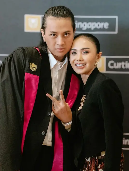 Menariknya, putri sulung Yuni Shara ini terlihat pede tampil dengan rambut gondrong. Diketahui, Cavin Obrient Siahaan memilih jurusan Bachelor of Business Commerce, dan kabar baiknya adalah dia baru saja meraih gelar tersebut melalui prosesi wisuda yang berlangsung. (Liputan6.com/IG/@yunishara36)