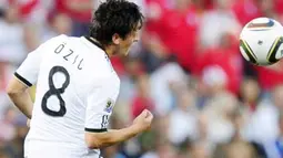 Gaya gelandang Jerman Mesut Ozil menyudnul bola di laga 16 besar PD 2010 melawan Inggris di Free State Stadium, Bloemfontein, 27 Juni 2010. Jerman unggul 4-1. AFP PHOTO / JOHN MAC DOUGALL 
