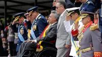 Presiden Ekuador Lenin Moreno mengenakan kursi roda saat mengikuti upacara militer Hari Kemerdekaan di Quito, Ekuador, (10/8). Ekuador diumumkan Hari Kemerdekaannya pada 10 Agustus 1809. (AP Photo/Dolores Ochoa)