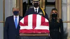 Presiden Donald Trump dan ibu negara Melania Trump memberikan penghormatan ketika Hakim Ruth Bader Ginsburg (87) meninggal akibat kanker di gedung Mahkamah Agung di Washington, Kamis 24 September 2020. (AP Photo/J. Scott Applewhite)