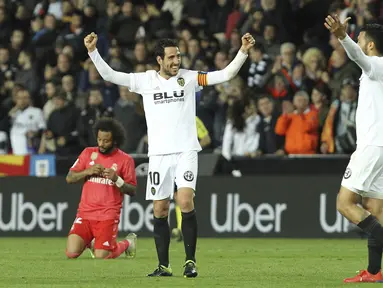 Para pemain Valencia merayakan kemenangan atas Real Madrid pada laga La Liga 2019 di Stadion Mestalla, Rabu (3/4). Valencia menang 2-1 atas Real Madrid. (AP/Alberto Saiz)