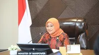 Menteri Ketenagakerjaan (Menaker) Ida Fauziyah saat melakukan video conference dengan Menteri Sumber Manusia Malaysia, Datuk Seri Saravanan.