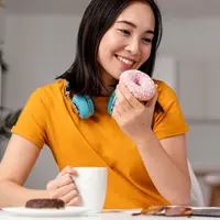 One bite rule, yaitu aturan sederhana untuk tetap bisa menikmati rasa manis tanpa berlebihan. Dengan cara ini, kamu bisa belajar mengontrol diri, menikmati makanan dengan lebih sadar, dan tetap menjaga keseimbangan pola makan. (foto/dok: freepik)