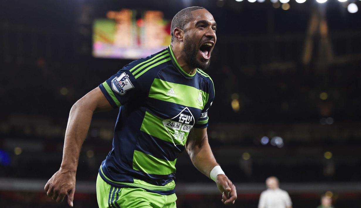 Pemain Swansea City, Ashley Williams menjadi penentu kemenangan timnya  saat melawan Arsenal  pada lanjutan Liga Inggris di Stadion Emirates, Kamis (3/3/2016). Swansea menang 2-1. (Reuters/Dylan Martinez)