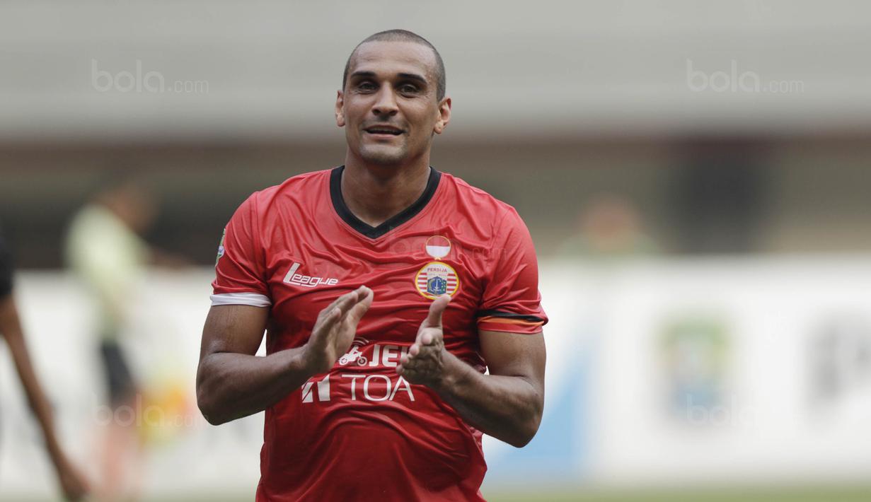 Striker Persija, Bruno Lopes, melakukan selebrasi usai mencetak gol ke gawang Persegres pada laga Liga 1 Indonesia di Stadion Patriot, Bekasi, Sabtu (14/10/2017). Persija menang 5-0 atas Persegres. (Bola.com/M Iqbal Ichsan)
