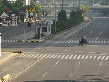 Pengendara sepeda motor melintas di Jalan MH Thamrin, Jakarta, Rabu (5/6/2019). Banyaknya warga Ibu Kota yang mudik ke kampung halaman untuk merayakan Hari Raya Idul Fitri membuat jalan protokol terpantau lengang. (Liputan6.com/Immanuel Antonius)