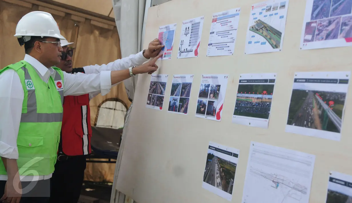 Menhub Budi Karya Sumadi melihat dokumentasi pekerjaan LRT rute Cawang-Cibubur di tol Jagorawi Km 13, Jakarta, Minggu (8/1). Ini merupakan proyek kereta ringan LRT untuk Jakarta, Bogor, Depok, Tangerang dan Bekasi. (Liputan6.com/Helmi Afandi)
