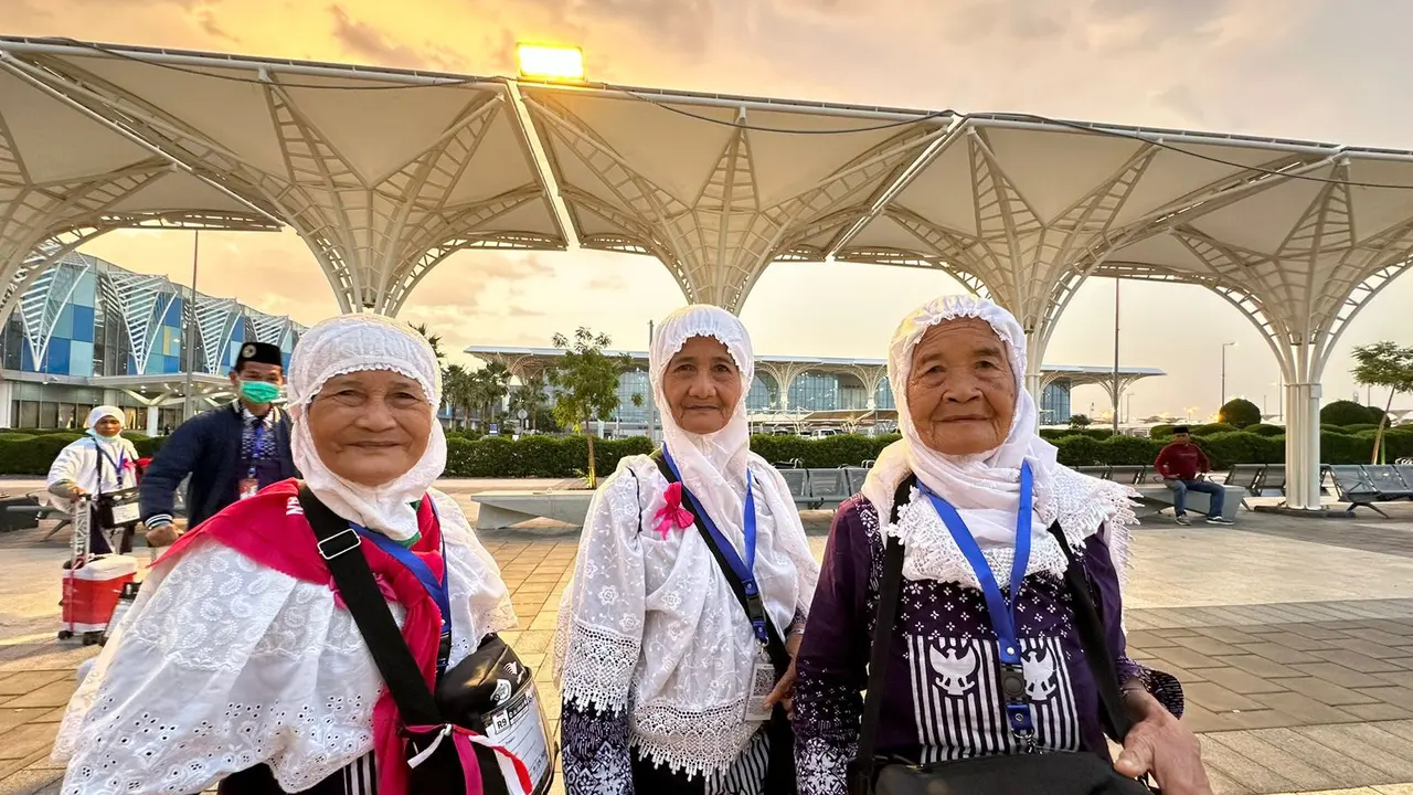 Tiga nenek bersaudara yang naik haji bersama dengan menabung sedikit demi sedikit. (Foto: Liputan6.com/Kemenag)
