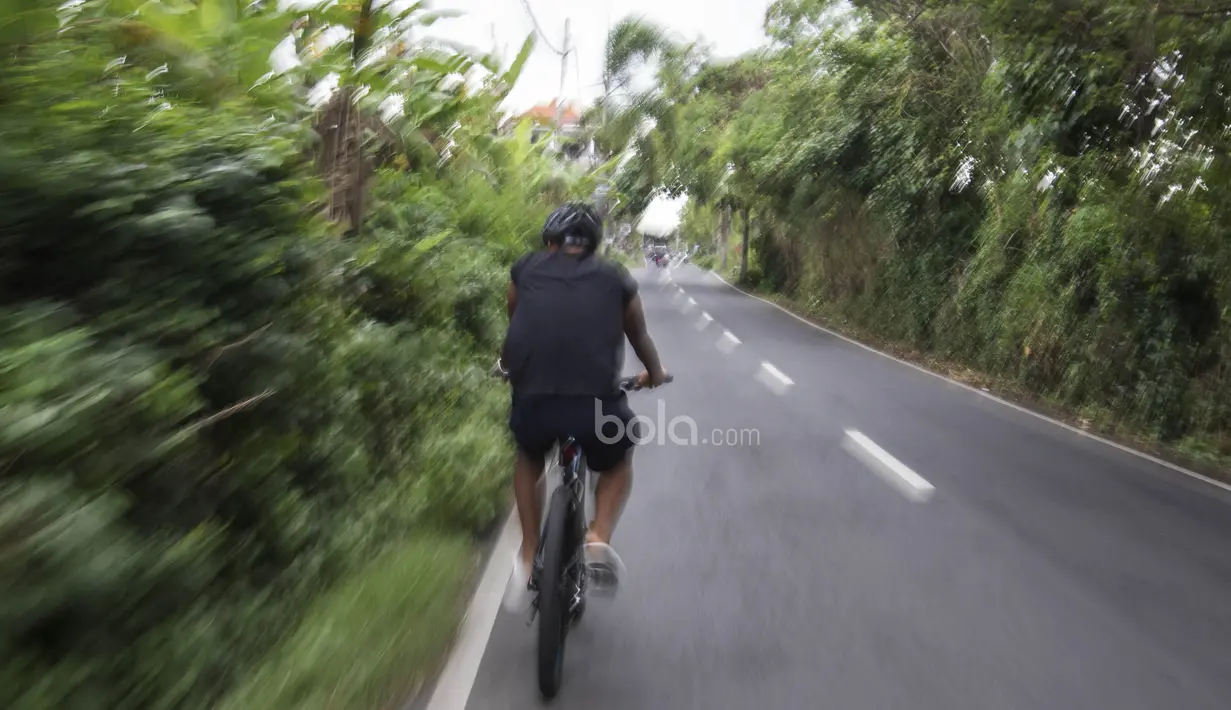 Striker Timnas Indonesia U-22, Ahmad Nur Hardianto, bersepeda menikmati suasana alam di Ubud, Bali, Jumat (7/7/2017). Penyerang Persela ini sedang mengikuti pemusatan latihan jelang SEA Games. (Bola.com/Vitalis Yogi Trisna)