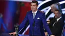 Cristiano Ronaldo memberikan pidato usai menerima The Best FIFA Men's Player of 2016 Award pada ajang The Best FIFA Football Awards 2016  di Zurich, (9/1/2017). (AFP/Fabrice Coffrini)