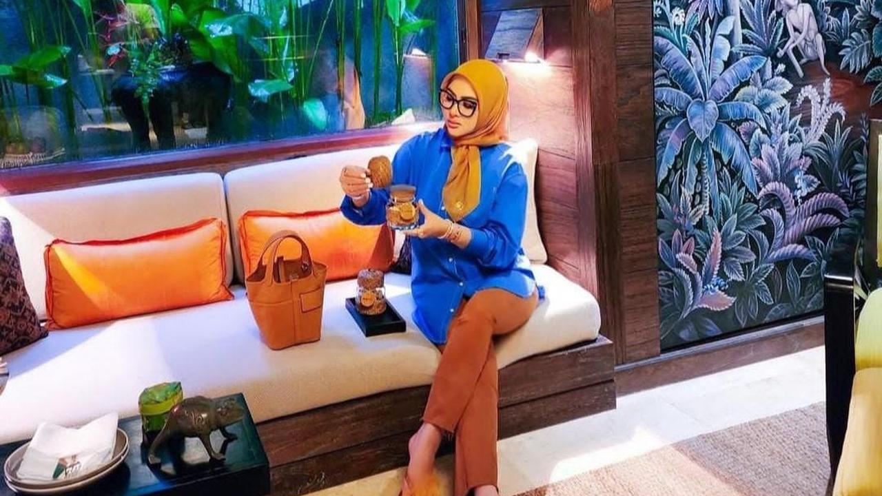 Pemilik nama asli Rini Fatimah Zaelani itu membagikan potretnya saat berada di sebuah hotel mewah. Nampaknya, selama di Bali kakak dari Aisyahrani itu menginap di hotel tersebut.
