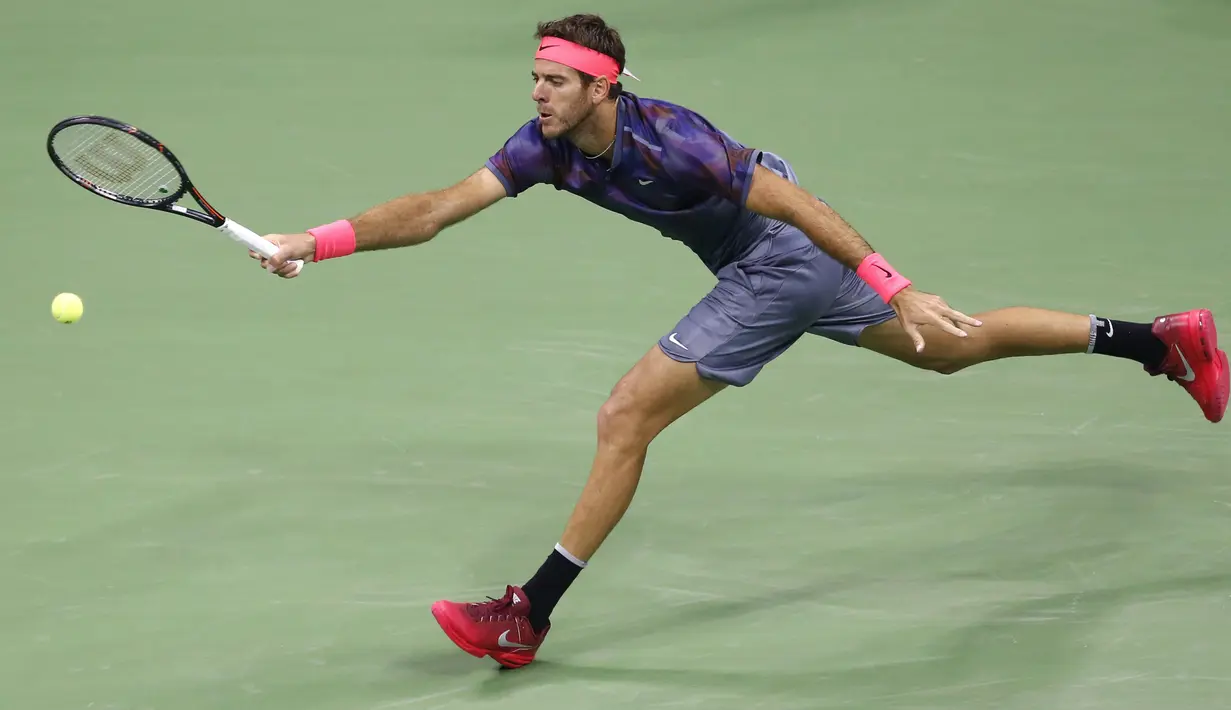Aksi Juan Martin del Potro mengembalikan bola ke arah Roger Federer pada laga perempat final AS Terbuka 2017 di Arthur Ashe Stadium, New York,(6/9/2017). Federer kalah 5-7, 6-3, 6-7, 4-6.   (AP/Kathy Willens)