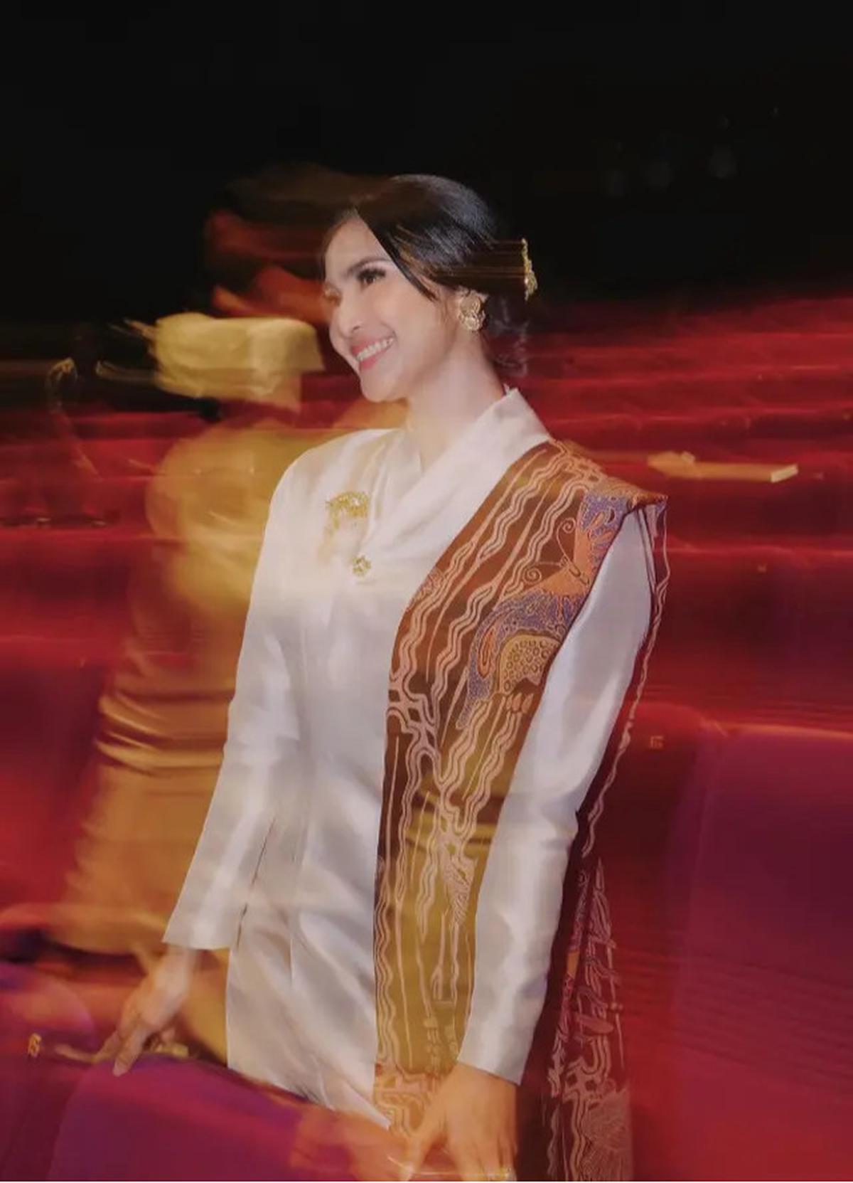 Foto Detail Kebaya Maudy Koesnaedi saat Gala Premier Film Believe, Tampil Penuh Pesona