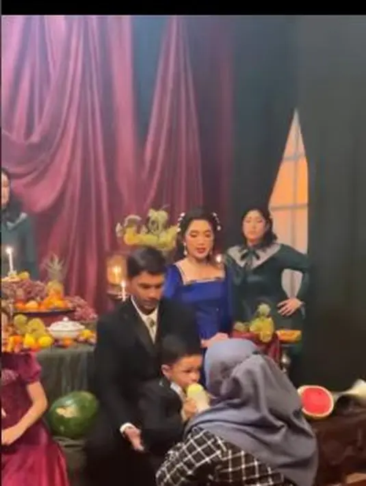<p>Siapa sangka, di balik foto yang sempurna, putra bungsu Ussy Sulistiawaty dan Andhika Pratama sulit untuk bisa diam saat pemotretan. Dan itu membuat lamanya prosesi. (Foto: Instagram/@ussypratama)</p>