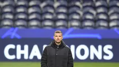 Penyerang Inter Milan Edin Dzeko berdiri di lapangan sebelum konferensi pers di Stadion Dragao, di Porto, pada 13 Maret 2023. Inter .ilan akan bertanding melawan tuan rumah Porto pada babak 16 besar Liga Champions. (AFP/Miguel Riopa)