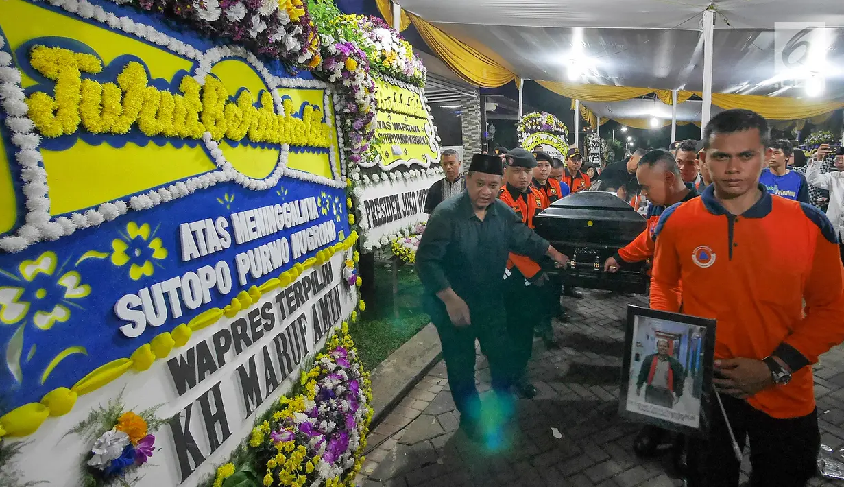 Petugas BNPB membawa jenazah Kapus Data Informasi dan Humas BNPB Sutopo Purwo Nugroho untuk diberangkatkan ke Bandara Soekarno-Hatta usai disemayamkan di rumah duka Raffles Hils, Cimanggis, Depok, Senin (7/7/2019). Sutopo diterbangkan ke Bandara Adi Soemarmo. (Liputan6.com/Herman Zakharia)