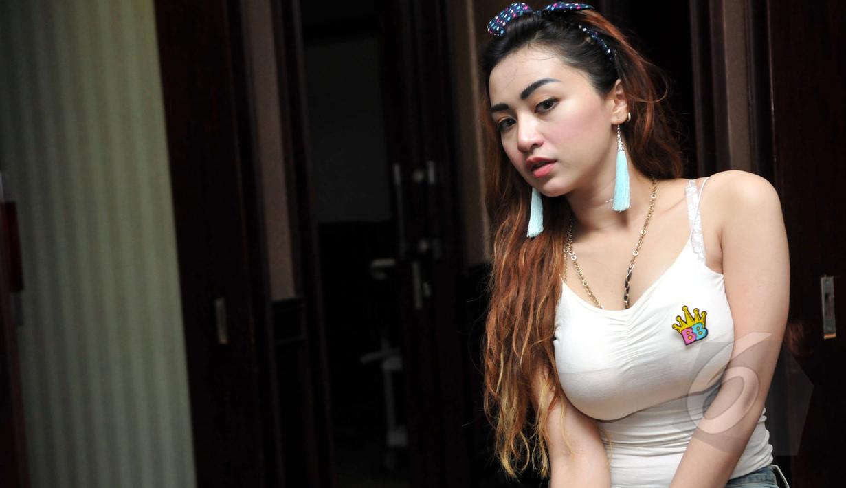 Cupi Cupita mengaku sempat 'ditawar' lelaki hidung belang karena keseksiannya. Namun ia mengaku dengan tegas menolak tawaran-tawaran tersebut, Jakarta, Rabu (13/5/2015). (Liputan6.com/Panji Diksana)