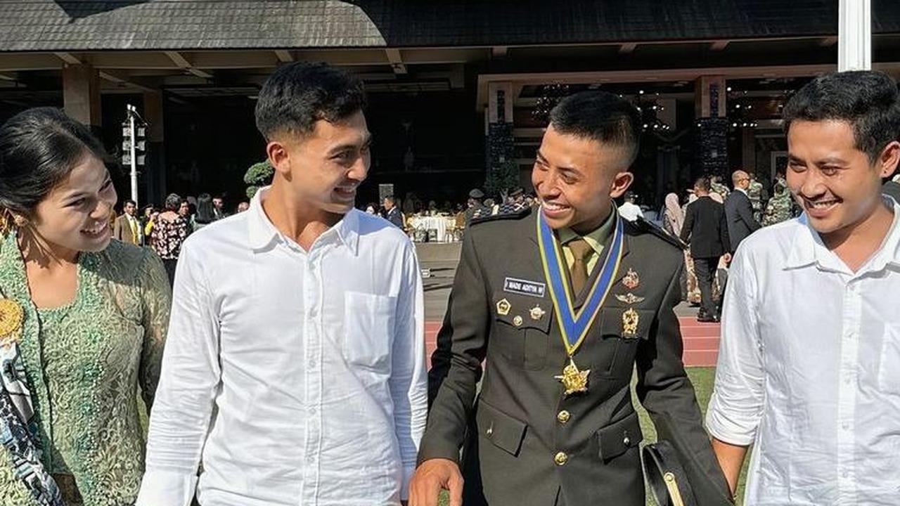 Senyum bahagia terpancar saat sang Lulusan Terbaik Akmil itu berfoto bersama keluarga.