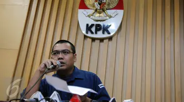 Kepala Bagian Pemberitaan dan Publikasi KPK Priharsa Nugraha saat memberi keterangan di Gedung KPK, Jakarta, Senin (11/7). KPK kembali menetapkan anggota DPRD DKI Jakarta, Mohamad Sanusi, sebagai tersangka kasus pencucian uang. (Liputan6.com/Helmi Afandi)