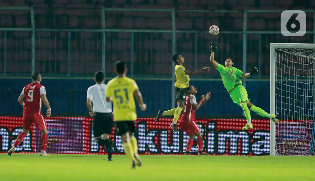 Kiper Barito Putera, Muhammad Riyandi berusaha menghalau bola saat melawan Persija Jakarta pada laga perempat final Piala Menpora 2021 di Stadion Kanjuruhan, Malang, Sabtu (10/4/2021). Persija Jakarta menang dengan skor 1-0. (Bola.com/Arief Bagus)