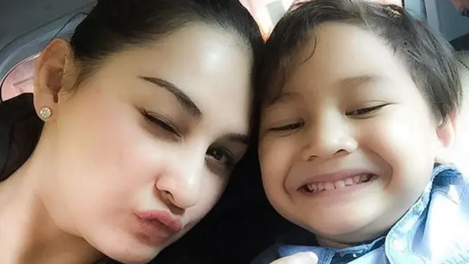 Mona Ratuliu dan anak