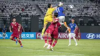 Kiper Timnas Indonesia U-17, Ikram Al Giffari menepis bola dalam laga melawan Ekuador di Grup A Piala Dunia U-17 2023 yang berlangsung di Gelora Bung Tomo, Surabaya, Jumat (10/11/2023). (Bola.com/Bagaskara Lazuardi).