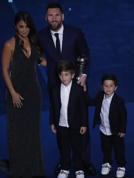 Penyerang Barcelona asal Argentina, Lionel Messi berpose bersama keluarganya usai menerima penghargaan Pemain Terbaik Dunia 2019 versi FIFA di teater La Scala Milan, Italia utara (23/9/2019). Messi terakhir memenangkan penghargaan itu pada 2015. (AP Photo/Antonio Calanni)