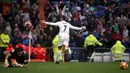 Bintang Real Madrid, Cristiano Ronaldo, merayakan gol yang dicetaknya ke gawang Sporting Gijon. Musim ini CR 7 sudah mengoleksi 10 gol di ajang La Liga. (Reuters/Susana Vera)