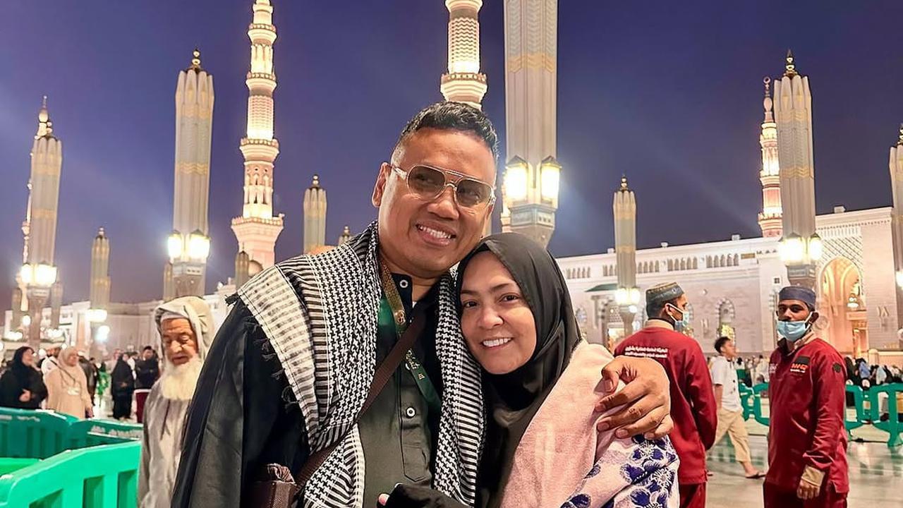 5 Potret Uya Kuya dan Astrid Jalani Umroh di Bulan Ramadhan, Perlihatkan Kemesraan