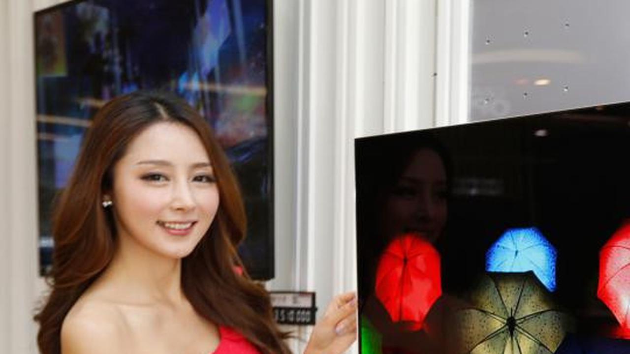 Seksinya model Korea saat peluncuran LG OLED 