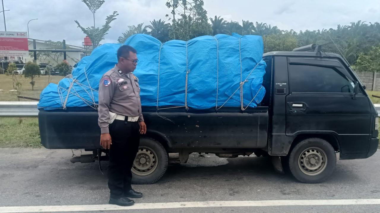 Viral Mobil Pikap Bermuatan Durian Lawan Arus di Jalan Tol Pekanbaru, Alasan Sopirnya bikin Geleng-Geleng