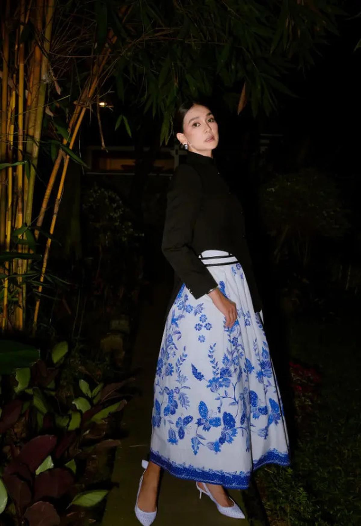 Foto Luna Maya Nonton Wayang di Hari Jadi Purwakarta, Tampil Memukau