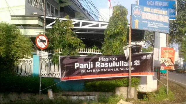 Spanduk Khilafah terpasang di beberapa wilayah Kabupaten Cilacap dan bikin resah warga pada 2018. (Foto: Liputan6.com/Muhamad Ridlo)