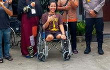 Kapolsek Tenayan Raya Antar Disabilitas ke TPS untuk Nyoblos