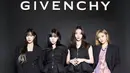 Semakin diakui memiliki nilai fashion yang tinggi, Aespa pun dipilin menjadi brand ambassador brand mewah Givenchy, dan menjadikan mereka pertama kalinya artis Korea yang menjadi BA brand ini. Mereka pun tampil stunning dengan pakaian serba hitamnya.@aespa_official