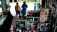 Tangkapan layar: korban (kaos kuning) dan komplotan pencuri. Anak kecil di belakang sebagai eksekutor.