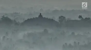 Pemandangan Candi Borobudur saat pagi hari dari Punthuk Setumbu, Magelang, Jawa Tengah, Jumat (19/10). Dari Punthuk Setumbu tempat ini wisatawan bisa melihat kemegahan Candi Borobudur. (Liputan6.com/Herman Zakharia)