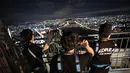 Orang-orang melihat pemandangan malam Seoul saat mereka menginap di tempat berkemah semalam di atap gedung pencakar langit di Seoul, Korea Selatan (7/8/2020).  (AP Photo/Lee Jin-man)