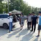 SN, tersangka pembunuh sopir taksi online di Bangkalan saat baru tiba di Mapolres Bangkalan, Senin, 4 Desember 2017. (liputan6.com/Musthofa Aldo)