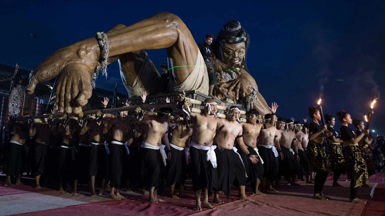 FOTO: Pawai Ogoh Ogoh Semarakkan Malam Pengerupukan di Denpasar