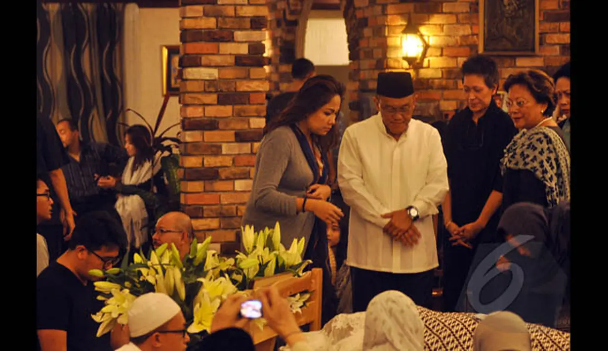 Ketum DPP Partai Golkar Aburizal "Ical" Bakrie ikut melayat pengusaha Bob Sadino di rumah duka kawasan Cirendeu, Jakarta, Senin (19/1/2015). (Liputan6.com/Miftahul Hayat