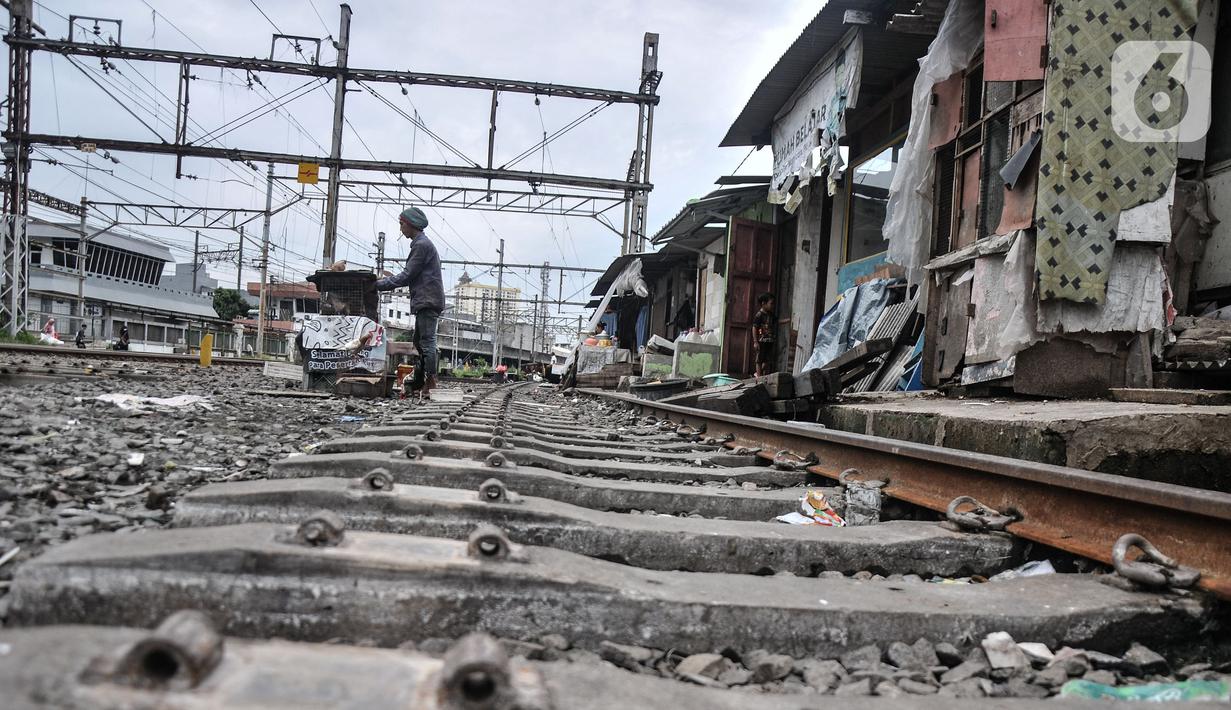 Aktivitas warga di permukiman bantaran rel kereta di kawasan Pademangan, Jakarta Utara, Kamis (16/3/2023). (merdeka.com/Iqbal S Nugroho)