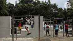 Anak-anak bermain di Taman Puring, Jakarta, Sabtu (3/4/2021). Taman Puring menjadi salah satu tempat alternatif liburan warga di tengah masa Pandemi COVID-19 dan liburan panjang akhir pekan yang bertepatan dengan libur Hari Raya Paskah. (Liputan6.com/Johan Tallo)
