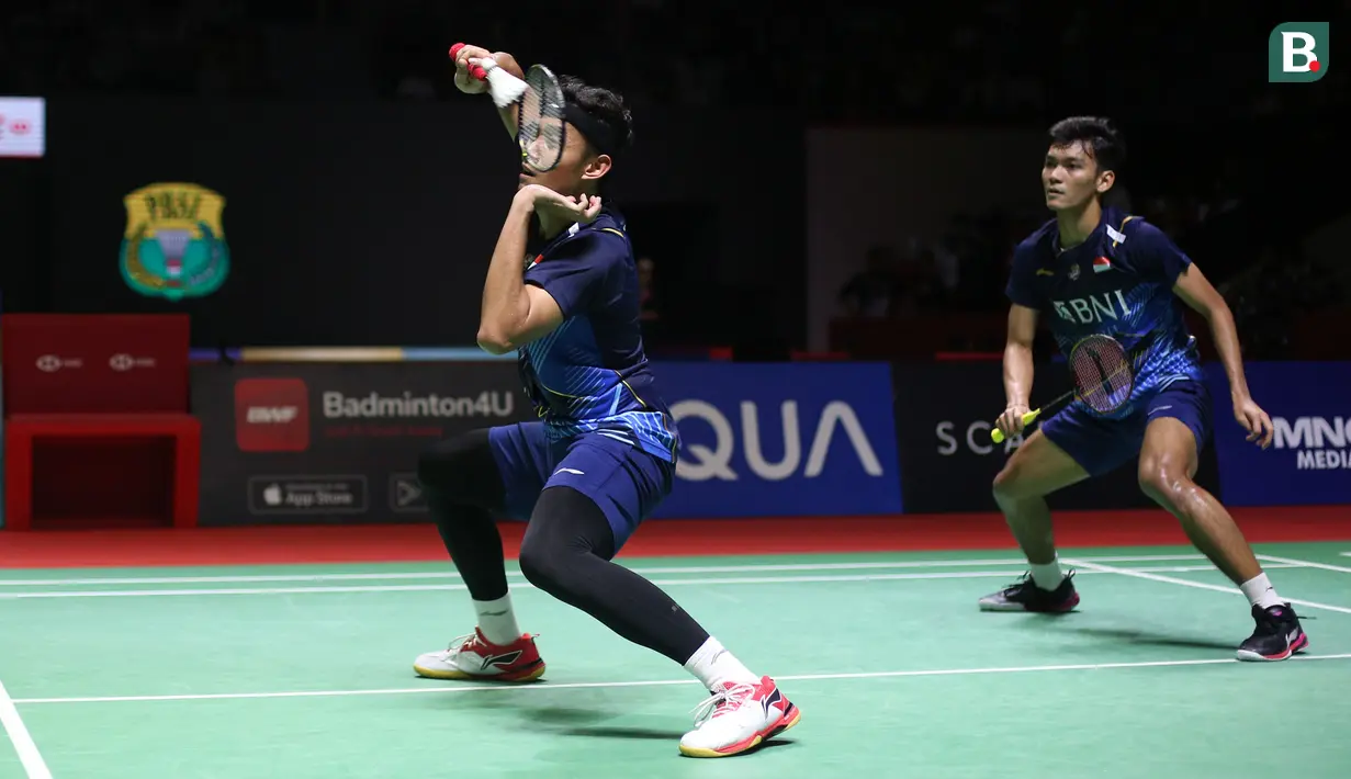 <p>Ganda putra Indonesia, Muhammad Shohibul Fikri/Bagas Maulana saat menghadapi ganda putra Malaysia, Aaron Chia/Soh Wooi Yik pada laga babak 32 besar Kejuaraan bulu tangkis Indonesia Open 2023 di Istora Senayan, Jakarta, Rabu (14/6/2023). Muhammad Shohibul Fikri/Bagas Maulana kalah dua game langsung 16-21, 12-21. (Bola.com/Bagaskara Lazuardi)</p>