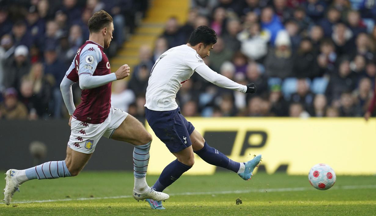 The Lilywhites berhasil membobol gawang tuan rumah saat laga masih memasuki menit ketiga. Son Heung-min yang membuka keran gol berhasil memanfaatkan bola pantulan pemain Aston Villa, Matthew Cash menjadi tendangan yang mengarah ke sudut kiri bawah gawang. (PA via AP/Barrington Coombs)