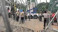 Suasana di depan gedung DPR RI, Senayan, Jakarta, yang sudah dipasangi kawat berduri jelang aksi unjuk rasa mahasiswa, Selasa (24/9/2019). (Liputan6.com/Yopi Makdori)