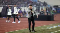Pemain Timnas Indonesia Shin Tae Yong bereaksi saat melawan Timnas Vietnam pada pertandingan leg kedua babak semifinal Piala AFF 2022 di My Dinh Stadium, Vietnam, Senin (9/1/2023). Indonesia kalah 0-2 dari Vietnam. (Dok. PSSI)