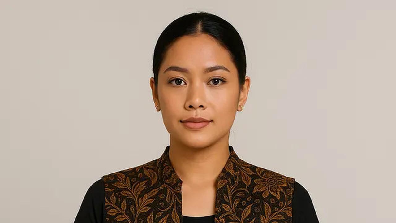 7 Model Jas Kombinasi Batik Wanita yang Trendi di Tahun 2025, Gaya Formal Elegan Berbalut Nuansa Budaya