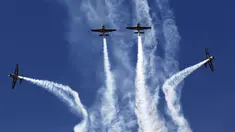 Pesawat 300L Angkatan Udara Chile Halcones (Hawks) saat aerobatik di udara memeriahkan F-Air Colombia 2015 di Rionegro, Kolombia (9/7/2015). Pesawat jenis ini sangat cocok untuk digunakan sebagai pesawat akrobatik. (REUTERS/Fredy Builes)