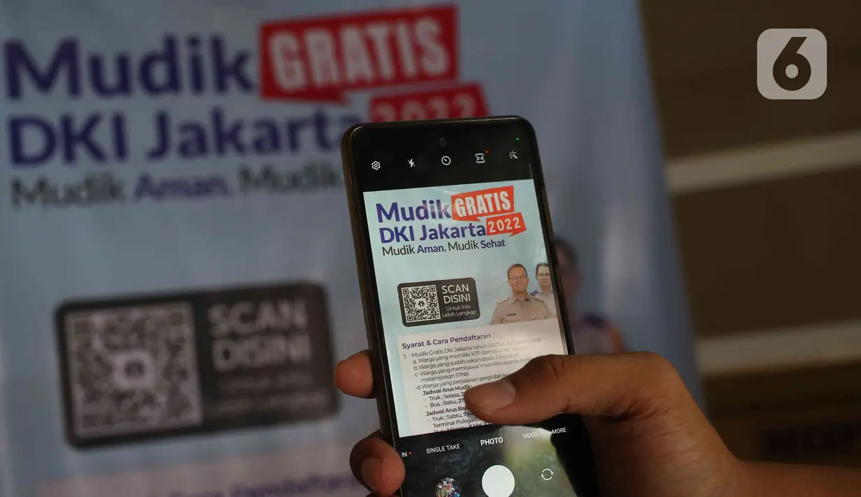 Warga saat mescan barcode untuk mudik gratis di Kantor Sudinhub Jakarta Selatan, Pancoran, Rabu (20/4/2022). Kuota tersebut, terdiri dari 11.680 kursi untuk arus mudik dan 8.000 kursi untuk arus balik. (Liputan6.com/Herman Zakharia)